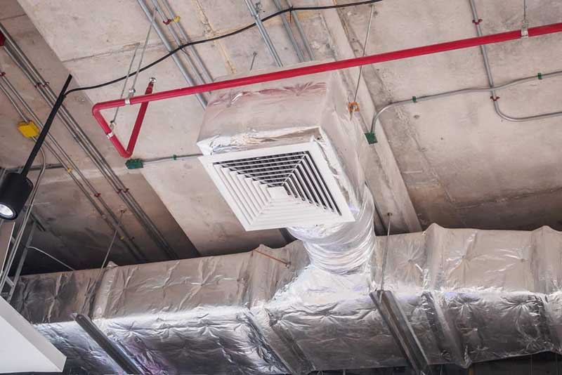 Ceiling air duct in large shopping mall